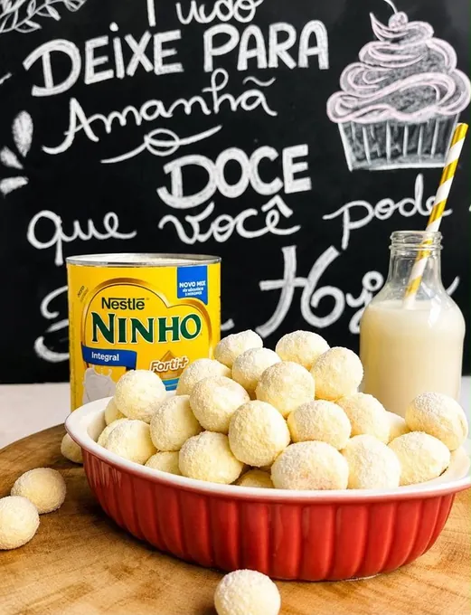 Tigela de sequilhos de leite ninho com a lata de Ninho