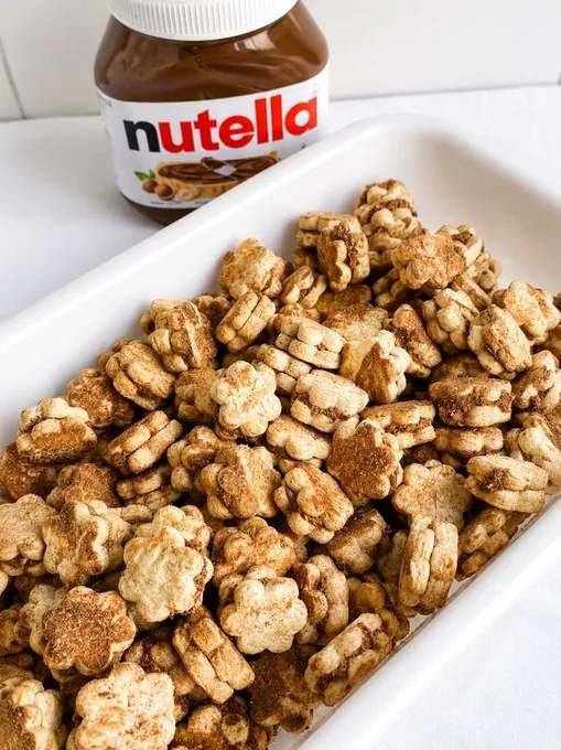 Bandeja cheia de sequilhos de Nutella, produção em lote